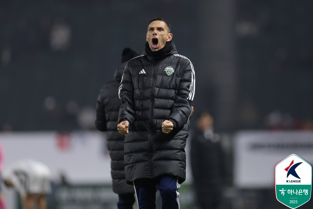 거스 포옛 전북 감독이 16일 전주월드컵경기장에서 열린 김천과 ‘하나은행 K리그1 2025’ 1라운드 홈경기 도중 전진우의 역전골이 터지자 포효하고 있다. 사진제공|한국프로축구연맹