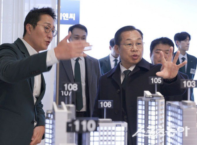 지난 4일 정희민 포스코이앤씨 사장(사진 왼쪽 세번째)이 경기 성남 은행주공아파트 현장을 방문해 수주 상황을 점검하고 있다. 사진제공ㅣ포스코이앤씨