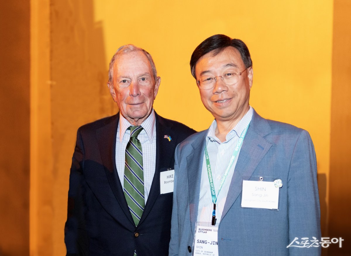 신상진 성남시장(오른쪽)이 2024년 10월 15일 멕시코시티에서 열린 블룸버그재단 초청 VIP만찬에서 마이클블룸버그 전 뉴욕시장과 기념사진을 찍고 있다. 사진제공ㅣ성남시