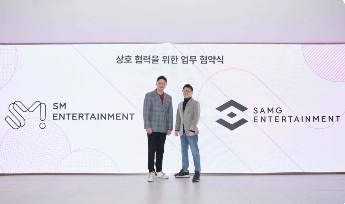 SM엔터테인먼트 탁영준 공동대표와 SAMG엔터테인먼트 김수훈 대표(왼쪽부터). 사진제공|SM엔터테인먼트