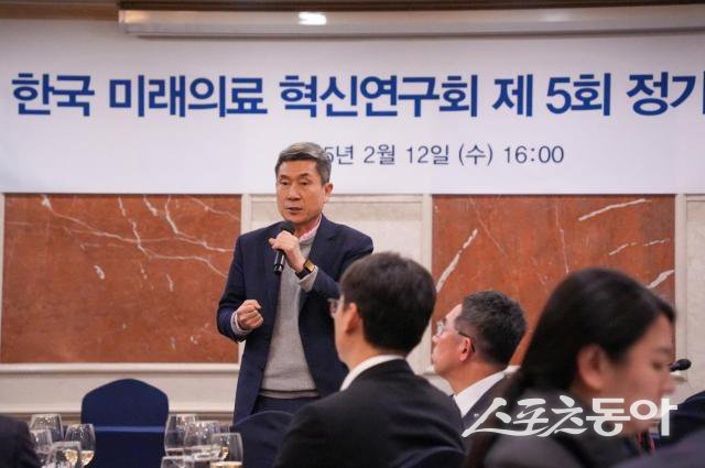 이강덕 포항시장이 지난 12일 서울 여의도 켄싱턴 호텔에서 열린 한국미래의료혁신연구회 제5회 세미나에 참석해 발표를 하고 있다. 사진제공ㅣ포항시