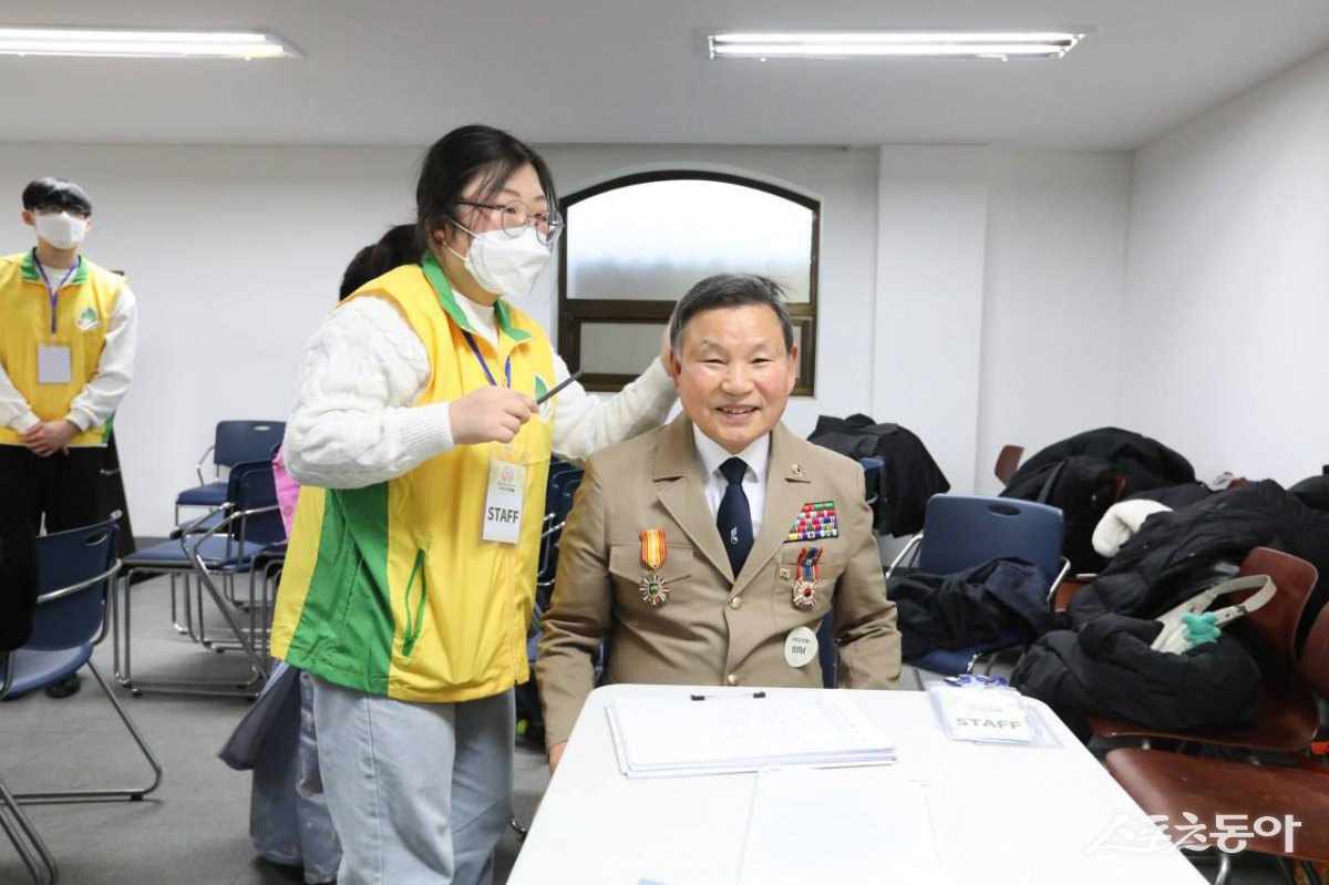 신천지자원봉사단 부산서부지부가 최근 ‘영원히 빛날 평화의 영웅’ 활동을 진행한 가운데 봉사자가 국가 유공자 어르신의 머리를 손질하고 있다. (사진제공=신천지자원봉사단 부산서부지부)