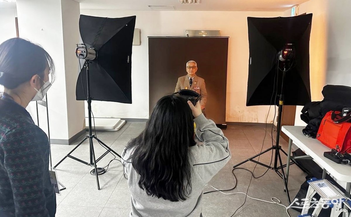 신천지자원봉사단 부산서부지부가 최근 ‘영원히 빛날 평화의 영웅’ 활동을 진행한 가운데 사진작가가 국가 유공자 어르신을 촬영하고 있다. (사진제공=신천지자원봉사단 부산서부지부)