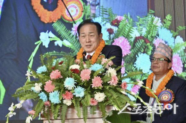 신현국 문경시장이 네팔 둘리케시를 방문해 양 도시간 국제교류 협력을 발언하고 있다. 사진제공 ㅣ 문경시