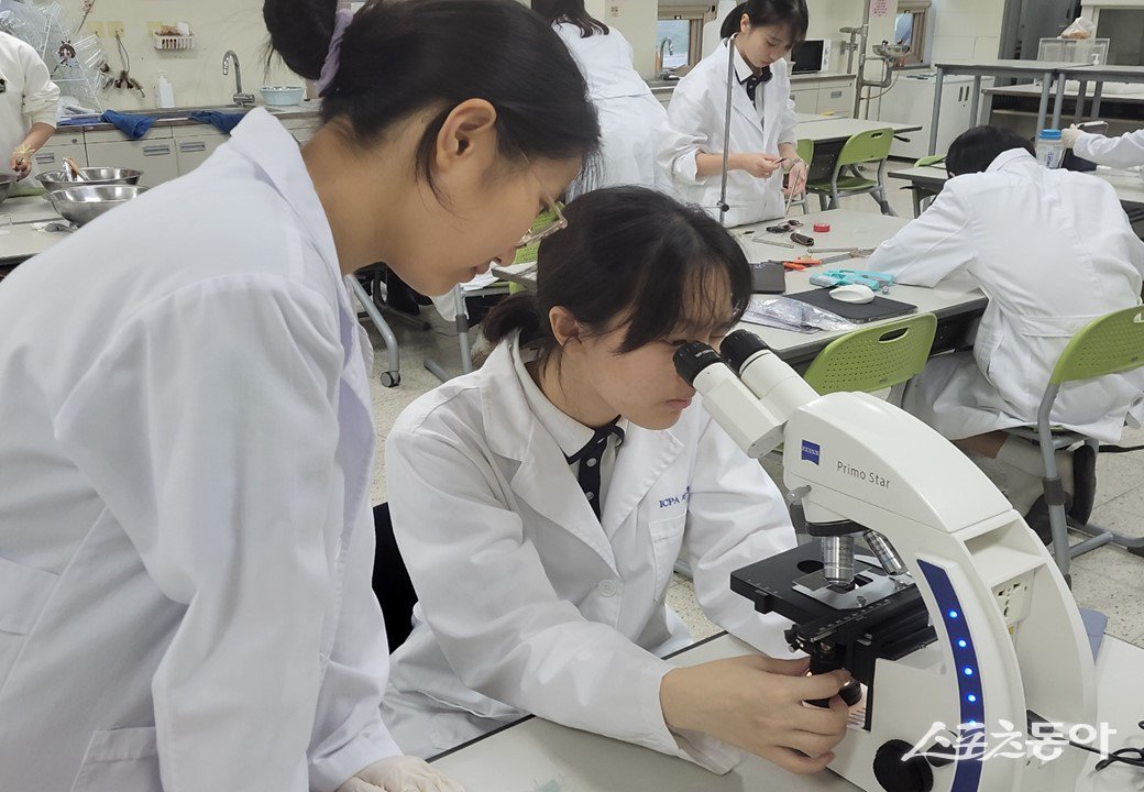 인천포스코고 학생들이 생명과학 실험 활동을 하고 있다. 사진제공ㅣ포스코