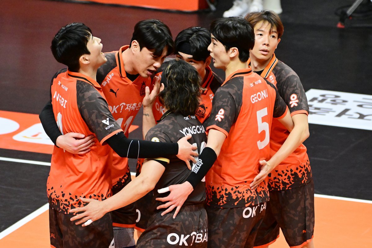 OK저축은행은 지난 시즌 오기노 감독 부임과 함께 KOVO컵 우승, 챔피언 결정전 준우승을 차지하며 승승장구했다. 그러나 올 시즌에는 최하위로 추락해 우려를 사고 있다. 사진제공|KOVO