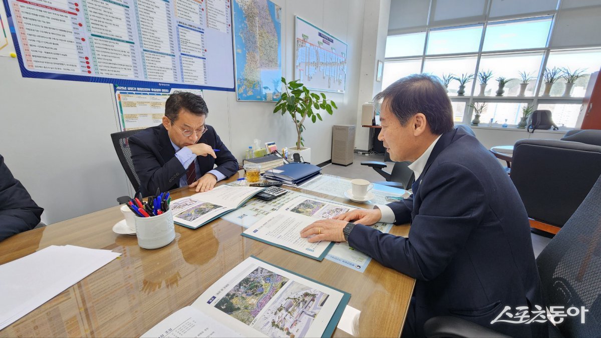 지난 17일 중앙부처를 방문해 올해 역점적으로 추진해야 할 사업들의 필요성과 당위성을 설명하고 있는 전춘성 진안군수. 사진제공=진안군