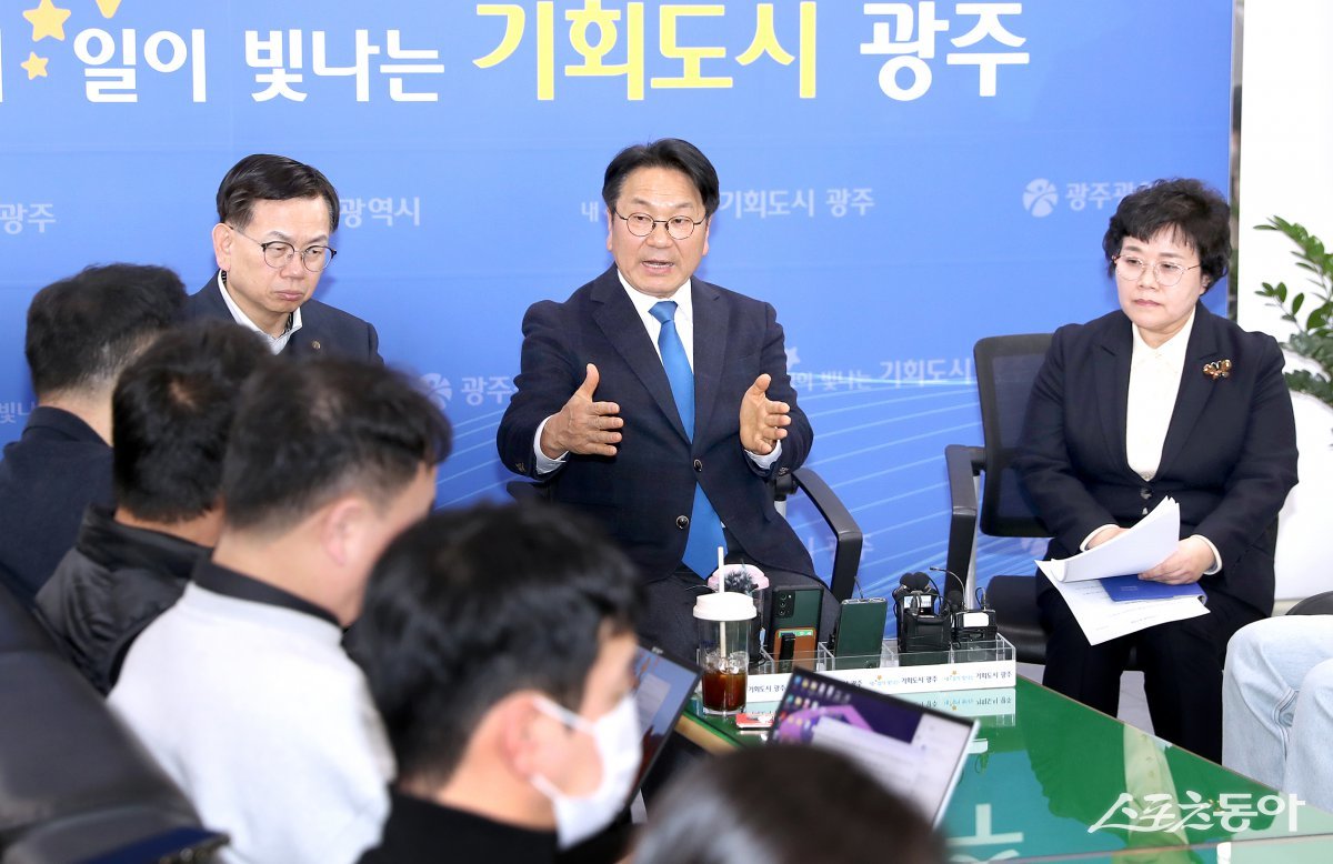 강기정 광주광역시장이 18일 오후 시청 5층 기자실에서 출입기자들과 차담회를 갖고 시정 주요현안 등에 대해 설명하고 있다. 사진제공=광주광역시