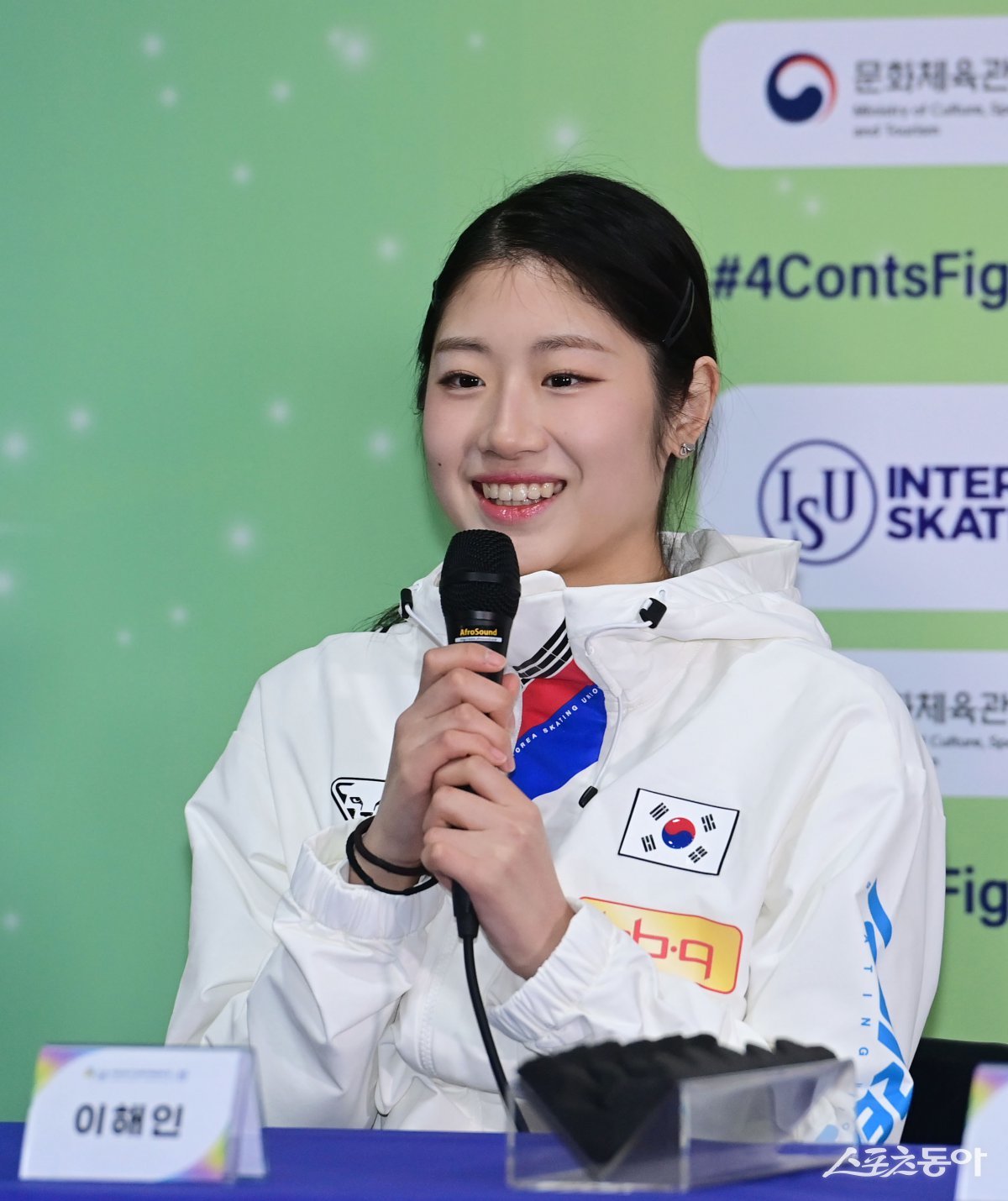 여자싱글 이해인이 18일 서울 목동종합운동장 목동아이스링크에서 열린 ‘4대륙 피겨스케이팅 선수권대회’ 미디어데이에서 인사말을 하고 있다. 목동|주현희 기자 teth1147@donga.com