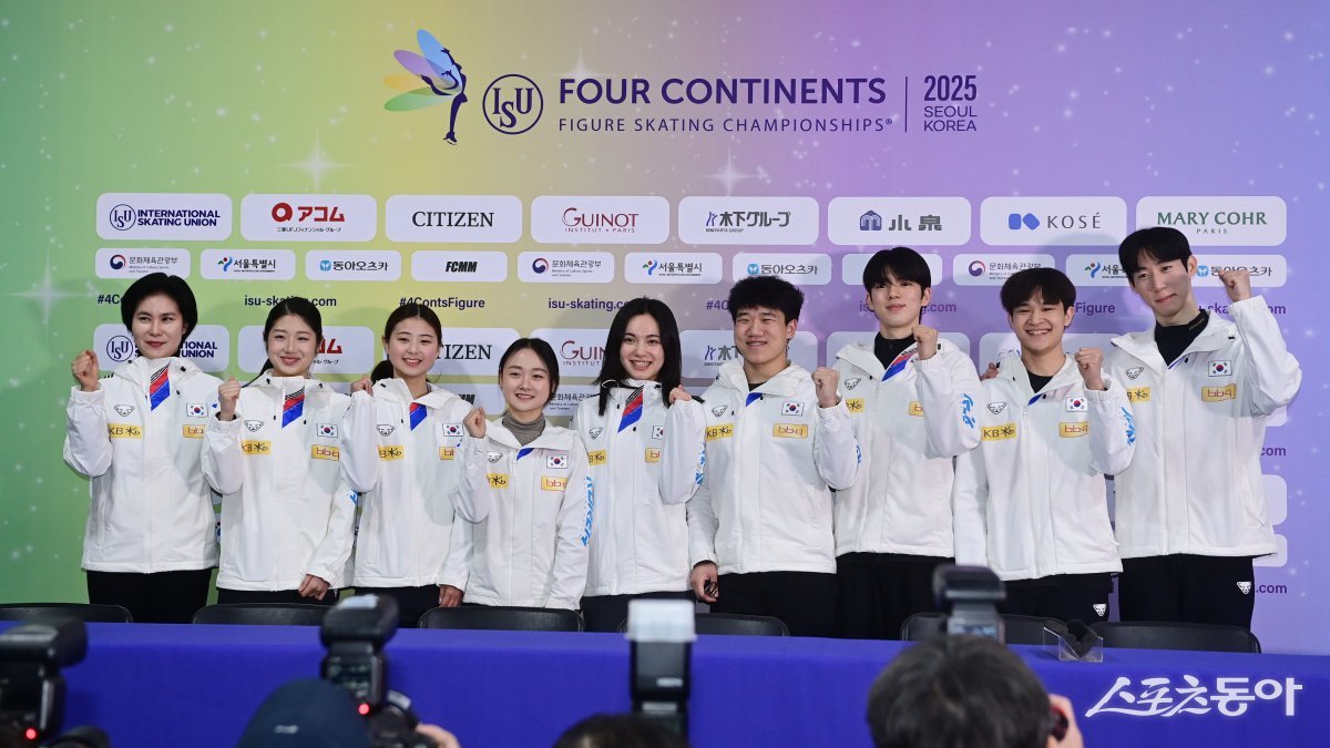 안나영 빙상연맹 심판 겸 교수, 여자싱글 이해인, 윤아선, 이해인, 아이스댄스 임해나, 권예, 남자싱글 차준환, 김현겸, 이시형(왼쪽부터)이 18일 서울 목동종합운동장 목동아이스링크에서 열린 ‘4대륙 피겨스케이팅 선수권대회’ 미디어데이에서 기념 촬영을 하고 있다. 목동|주현희 기자 teth1147@donga.com