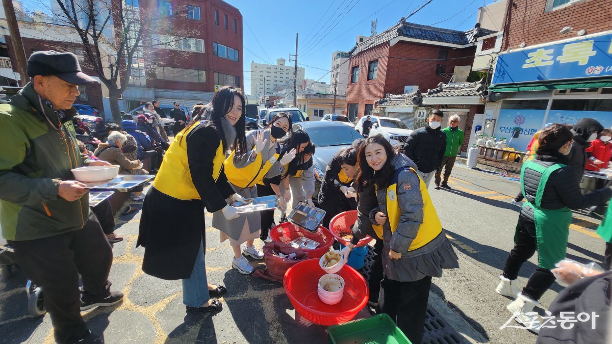 봉사활동에 참여한 한국미용문화봉사단이 어르신들이 사용한 식판을 수거하며 기념촬영을 하고 있다.