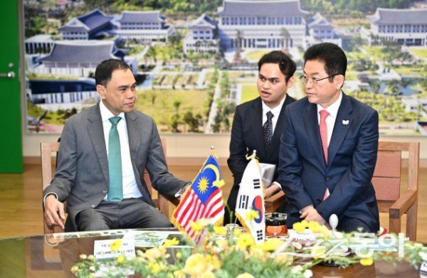 이철우 경북도지사(오른쪽)가 경북도청을 방문한 모하메드 잠루니 빈 카리드 주한 말레이시아 대사와 양국 우호 협력 증진 및 경주 APEC 정상회의 성공개최를 위한 논의를 하고 있다. 사진제공 ㅣ 경북도