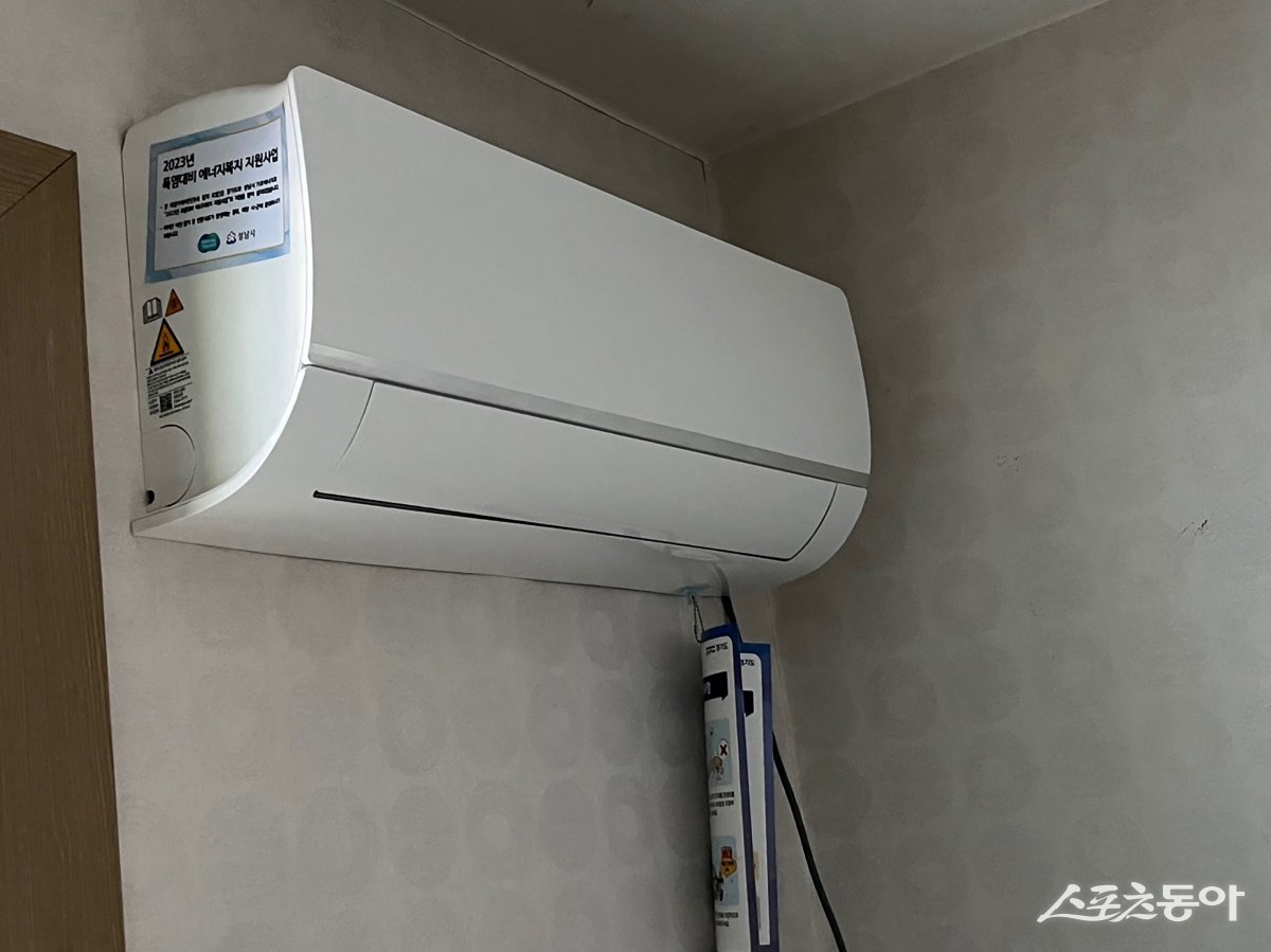 저소득 독거노인가구에 에어컨 설치 모습. 사진제공ㅣ성남시