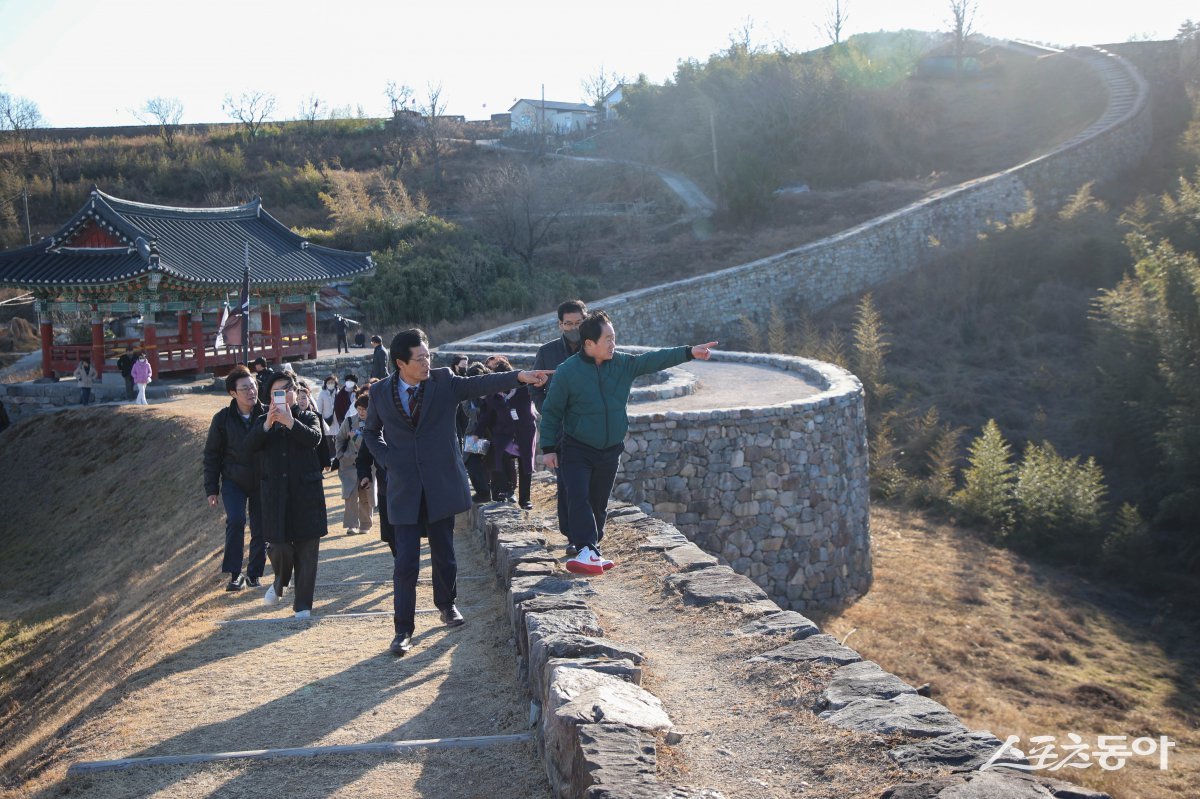 주광덕 시장(오른쪽)과 남양주시 시민교류단이 포항시 방문해 다산정약용브랜드 확산 나서고 있다. 사진제공ㅣ남양주시