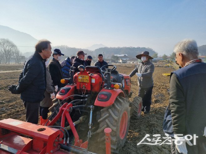 농업기술센터 관계자가 소규모 농지 경작 도시민들이 임차한 농업용트랙터 사용법에 대해 설명하고 있는 모습. 사진제공ㅣ남양주시