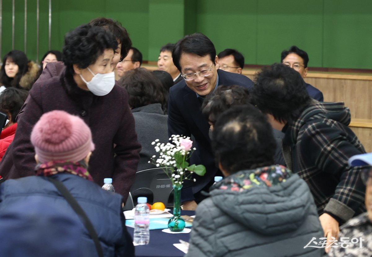 강진원 강진군수가 11개 읍면에서 진행된 2025 군민과의 대화를 진행하고 있는 모습. 사진제공=강진군