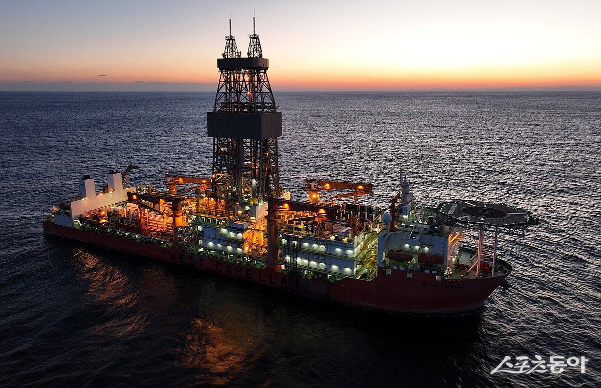 포항 영일만 앞바다에 정착해 있는 대왕고래 시추선 웨스트카펠라호. 사진제공ㅣ한국석유공사