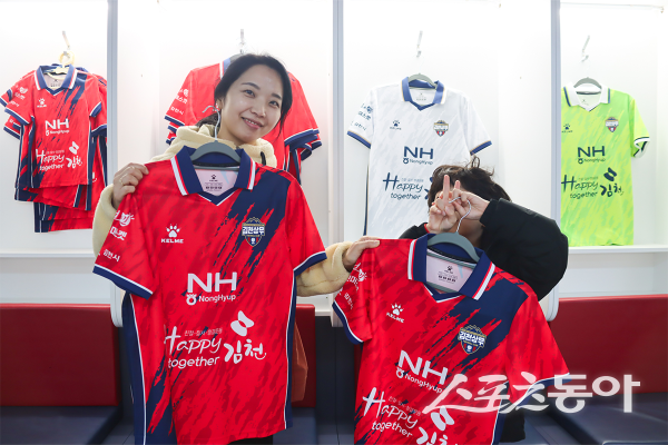 김천상무의 오프라인 라커룸스토어에 방문한 가족이 유니폼을 들고 사진을 찍고 있다. 사진제공|김천상무프로축구단