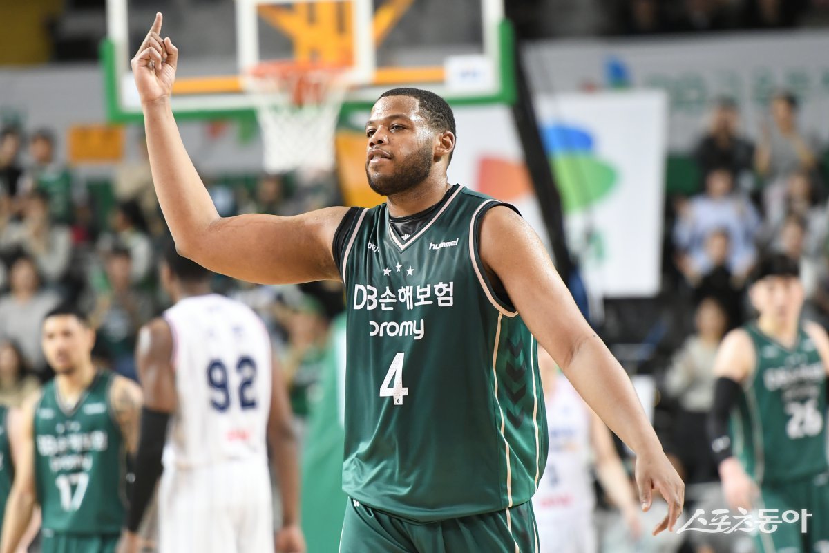 원주 DB에서 오마리 스펠맨의 역할이 더 중요해질 듯하다. A매치 휴식기를 맞아 미국으로 휴가를 떠난 치나누 오누아쿠가 현지에서 시술을 받을 것으로 알려졌다. 사진제공｜KBL