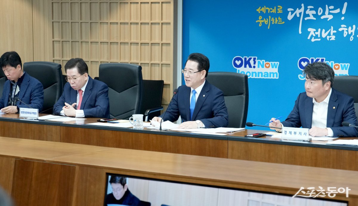 김영록 전남도지사가 19일 오전 전라남도 동부청사에서 열린 실국장 정책회의를 주재하고 있다. 사진제공=전남도
