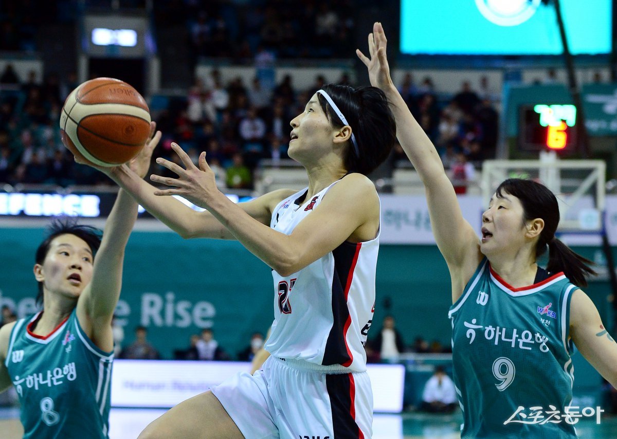 19일 경기도 부천체육관에서 열린 ‘하나은행 2024-2025 여자프로농구’ 하나은행과 BNK 썸의 경기에서 BNK 썸 이이지마 사키가 하나은행 수비를 피해 슛을 쏘고 있다. 부천 | 김민성 기자 marineboy@donga.com