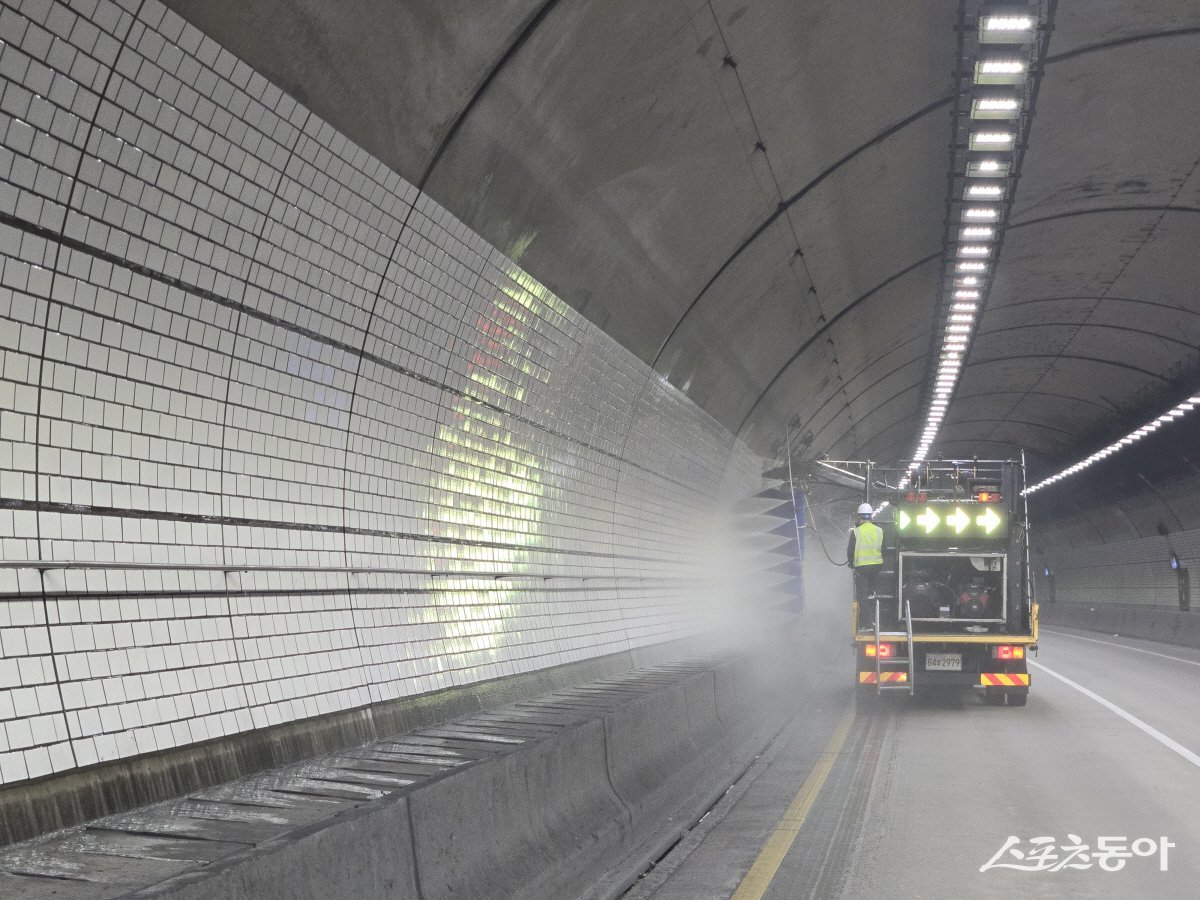 지난해 11월 7일 자정 무렵 곰내터널 정관방향 벽면청소 사진. (사진제공=부산시설공단)