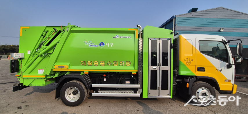 광주광역시 서구가 도입한 ‘중소형 한국형(저상형) 청소차’. 사진제공=광주시 서구