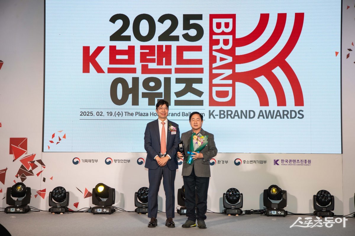 주광덕 시장(오른쪽)이 19일 서울 중구 더플라자호텔에서 열린 ‘2025 K-브랜드 어워즈’에서 첨단산업도시 부문 수상을 받고 기념 촬영하고 있다. 사진제공ㅣ남양주시