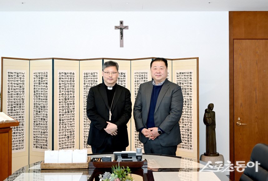 김경일 시장(오른쪽)은 2027 서울 세계청년대회 폐막 미사를 임진각에서 유치하기 위해 19일 직접 천주교 서울대교구 정순택 대주교를 만나고 있다. 사진제공ㅣ파주시