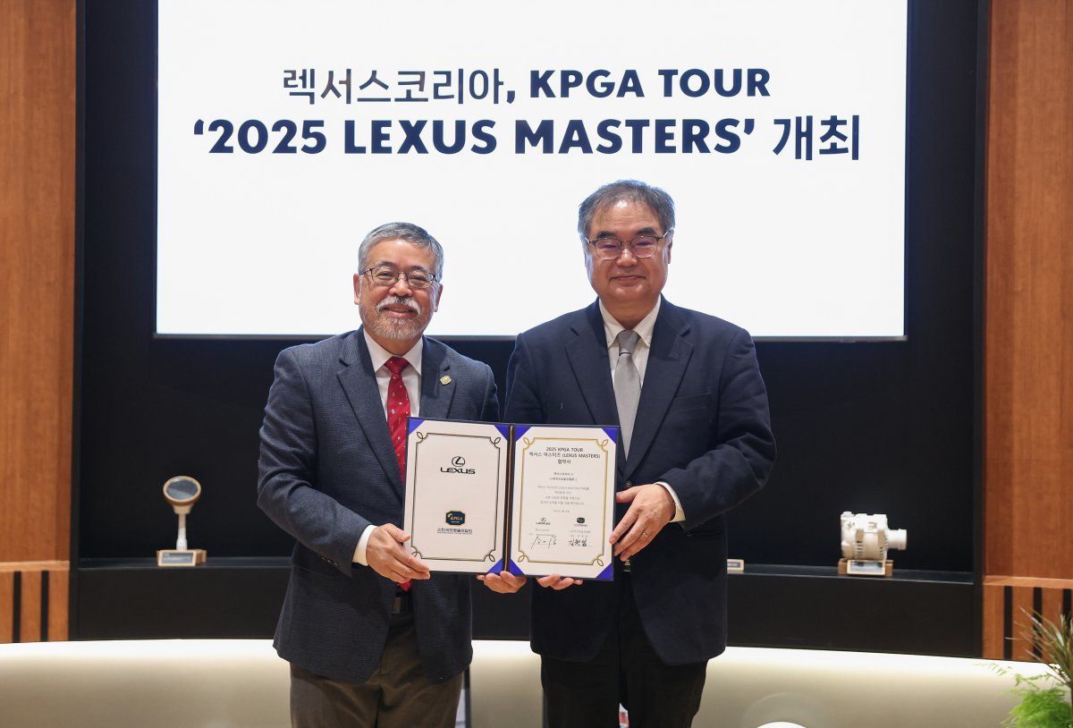 KPGT 김원섭 대표이사(왼쪽)가 렉서스코리아 콘야마 마나부 대표이사 사장과 ‘2025 렉서스 마스터즈’ 개최 조인식을 마친 뒤 기념 촬영을 하고 있다. 사진제공 | KPGT