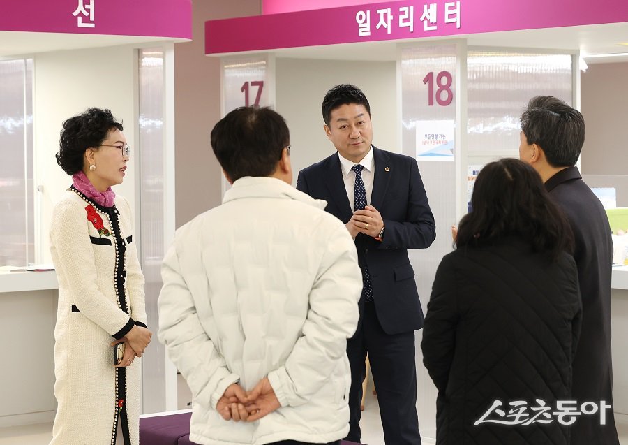 경기도의회 김진경 의장이 지난 19일 시흥지역 현안 중 하나인 ‘시흥시 북부권 신중년 내일 지원센터’ 추가 설립 계획을 살폈다. 사진제공|경기도의회 김진경 의장