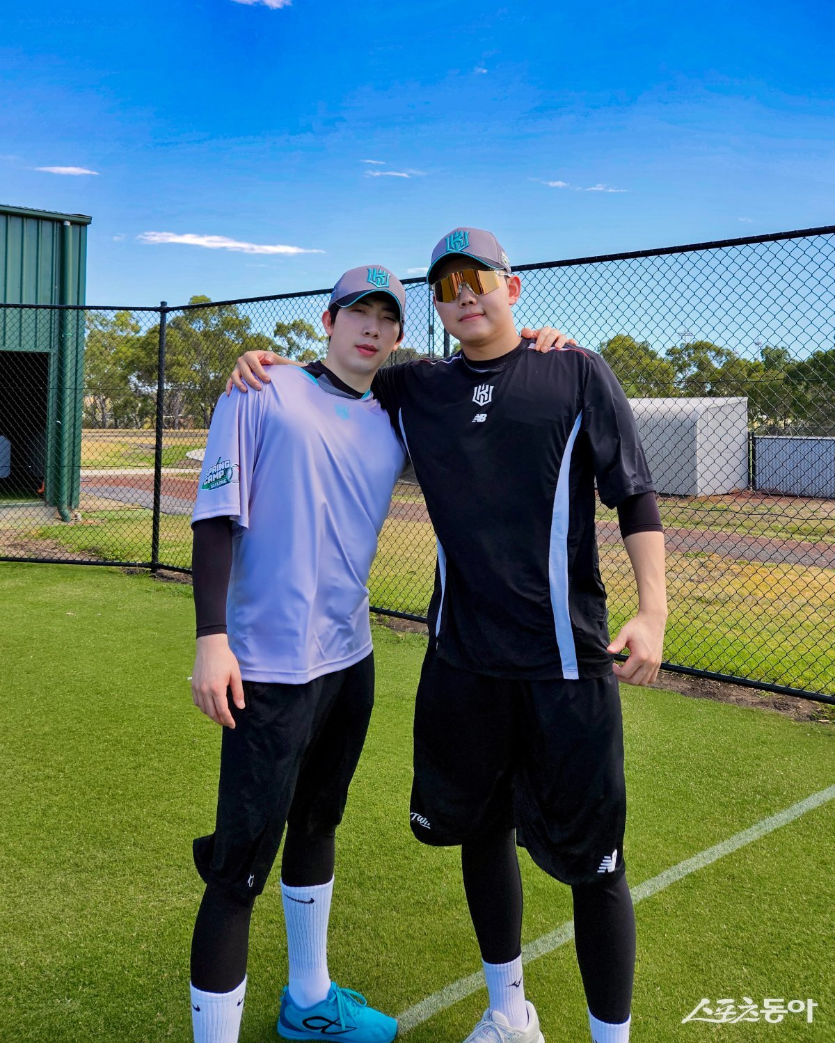 KT 오원석(왼쪽)과 소형준이 호주 질롱 베이스볼센터에서 훈련 도중 어깨동무를 하고 있다. 사진제공|KT 위즈