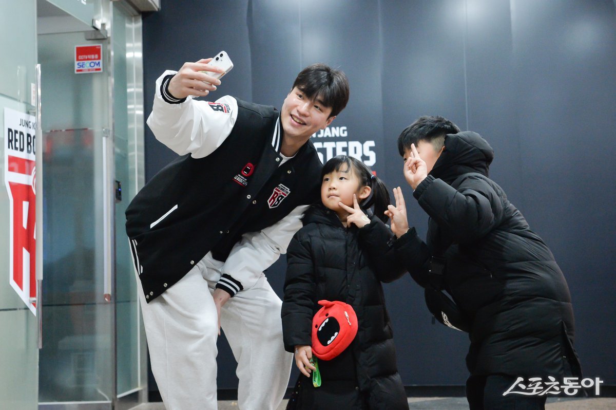 김종규(왼쪽)가 안양 정관장 어린이 팬과 사진 촬영을 하고 있다. 트레이드 이후로도 무릎 부상으로 정관장 데뷔전을 치르지 못한 그가 A매치 휴식기 이후 재개될 리그 경기에는 돌아올 수 있을지 궁금하다. 사진제공|KBL