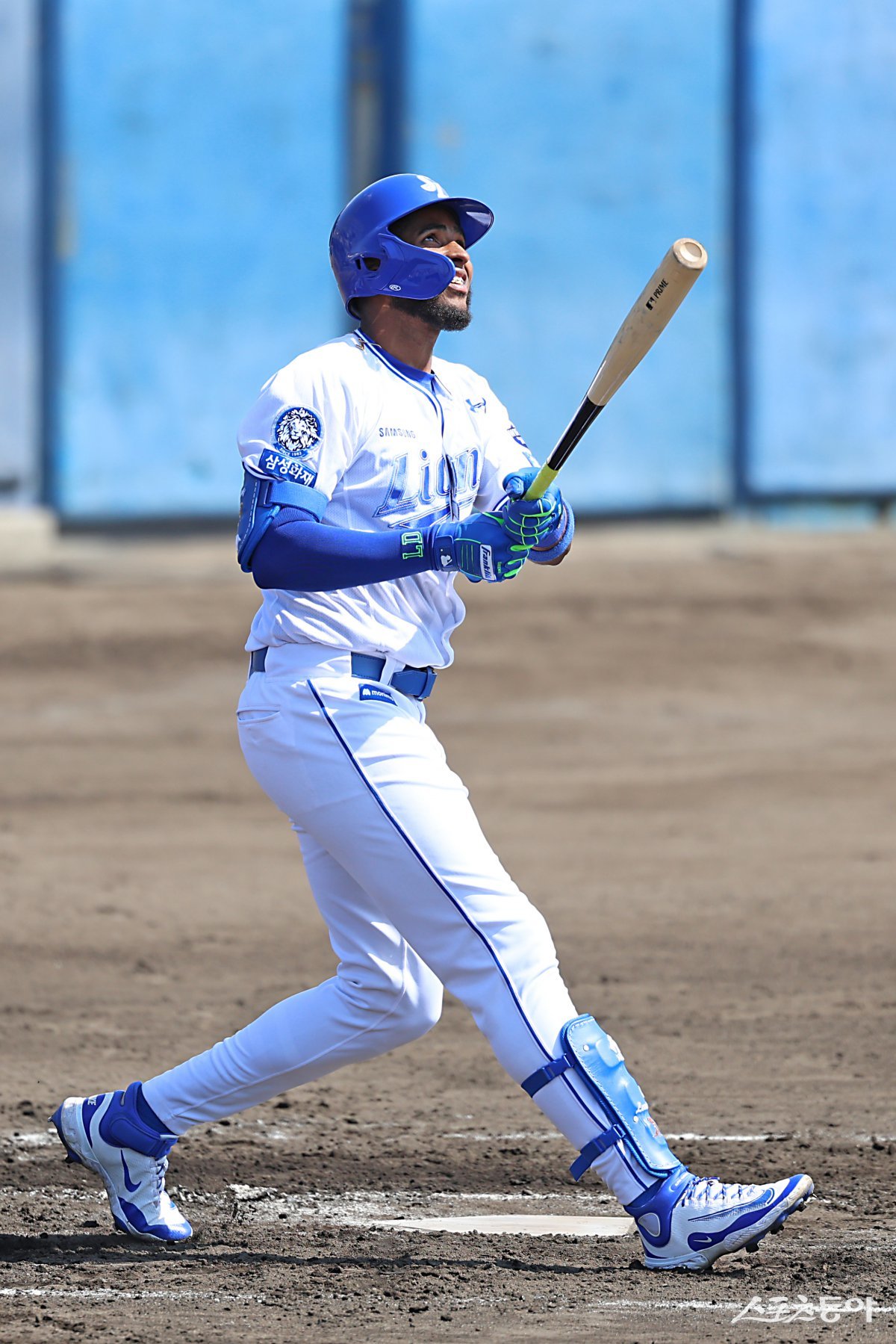 삼성 르윈 디아즈가 19일 일본 오키나와 스프링캠프에서 펼쳐진 주니치와 연습경기 도중 타구를 응시하고 있다. 사진제공|삼성 라이온즈