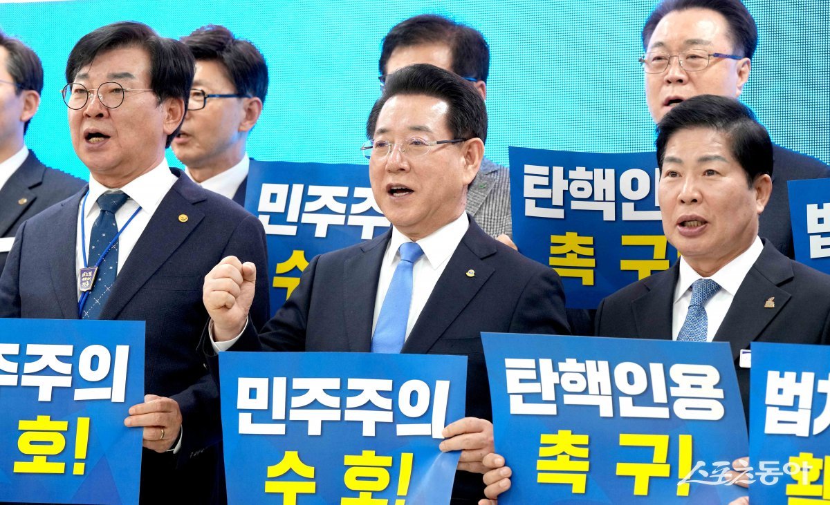 김영록 전남도지사가 지난 19일 오후 보성 봇재홀에서 열린 ‘전남시장·군수협의회’에서 시장·군수들과 대통령 탄핵을 촉구하는 결의를 하고 있다. 사진제공=전남도