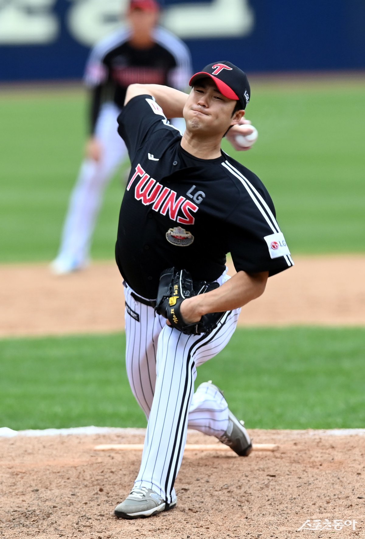 LG는 2025시즌 불펜을 재건해야 한다. 2023년 우승의 주역이었지만 지난해 부진했던 백승현, 박명근 등이 반등에 성공할지 주목된다. 힘차게 투구하는 백승현. 스포츠동아DB