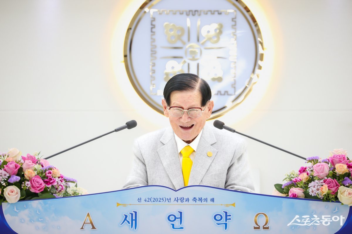 지난 19일 신천지 진해교회를 방문한 이만희 총회장이 예배 설교를 하고 있다. (사진제공=신천지 진해교회)