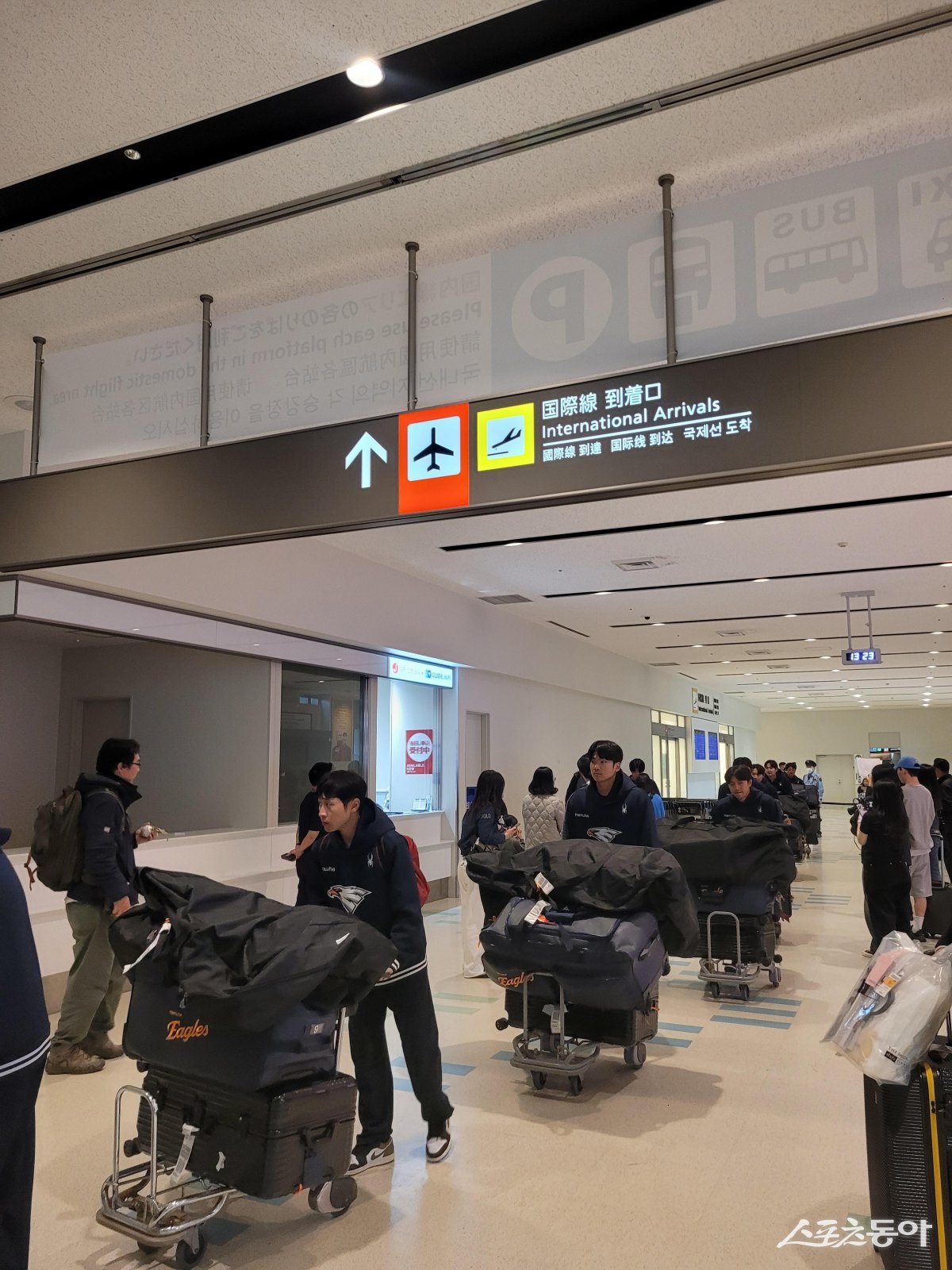 한화 선수단이 20일 오후 일본 오키나와 나하국제공항을 통해 입국하고 있다. 호주 멜버른에서 1차 캠프를 진행한 한화는 일본 오키나와로 무대를 옮겨 2차 캠프를 실시한다. 국내외 팀과 연습경기를 통해 실전 감각을 끌어올릴 예정이다. 오키나와|장은상 기자 award@dong.com