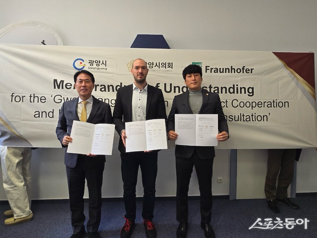 광양시가 지난 19일 시의회와 함께 독일 ‘프라운호퍼 IWES 풍력에너지시스템 연구소’를 방문해 업무협약을 체결한 모습. 사진제공=광양시