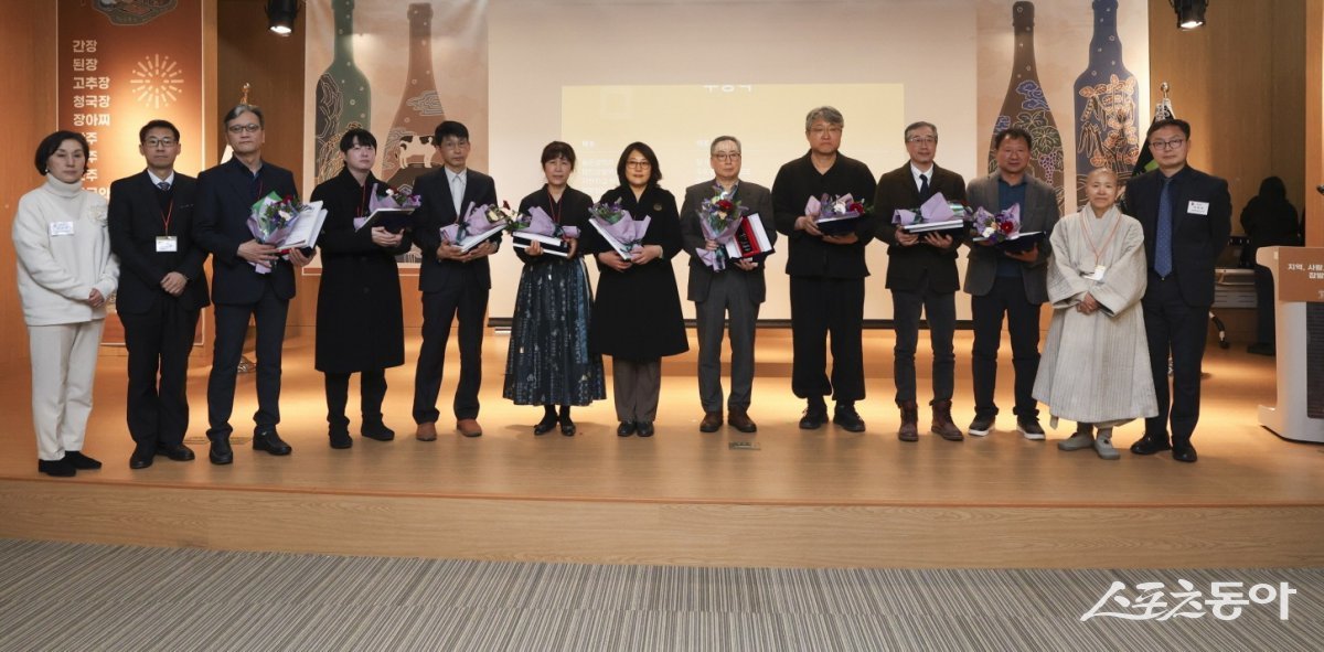 완주군 농업회사법인(주) 공동체공간 수작의 ‘숨은골탁주’와 ‘숨은골약주’가 최근 참발효어워즈 2025에서 전통주 부문 대상을 수상했다. 사진제공=완주군