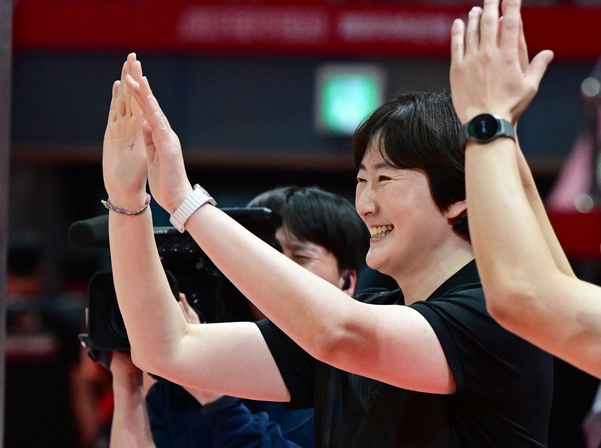 페퍼저축은행 장소연 감독이 19일 광주 정관장전에서 셧아웃 승리 후 기뻐하고 있다. 사진제공|KOVO