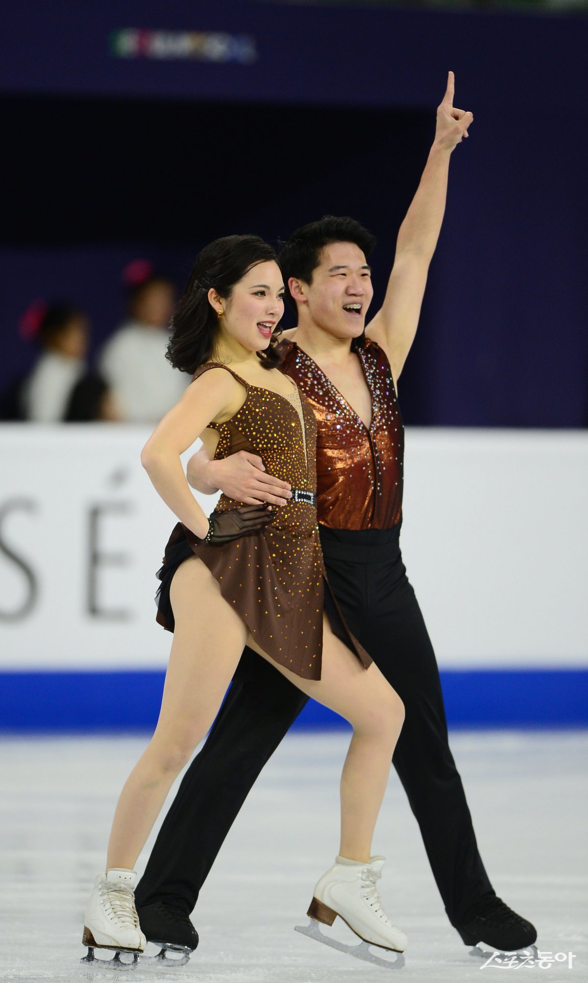 아이스댄스 임해나(왼쪽) 권예가 20일 서울 목동종합운동장 목동아이스링크에서 열린 ‘2025 ISU 4대륙피겨스케이팅선수권대회’ 아이스댄스 리듬댄스에서 연기를 펼치고 있다. 목동|주현희 기자 teth1147@donga.com