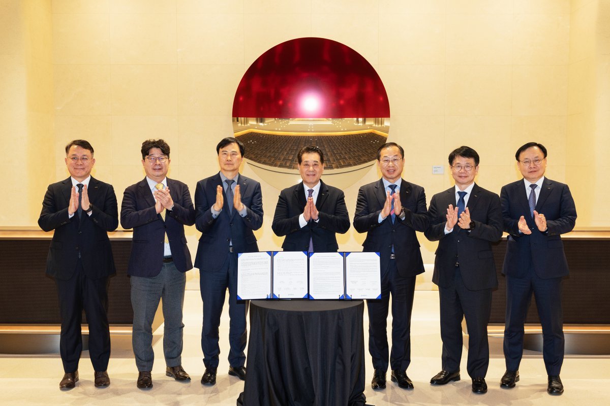 포스코그룹이 20일 서울 포스코센터에서 ‘그룹 인권경영 선언문’ 선포식을 가졌다.  포스코스틸리온 천시열 사장, 포스코퓨처엠 엄기천 사장, 이희근 사장, 포스코그룹 장인화 회장, 포스코이앤씨 정희민 사장, 포스코DX 심민석 사장, 포스코인터내셔널 정경진 부사장(왼쪽부터). 사진제공 ｜포스코그룹