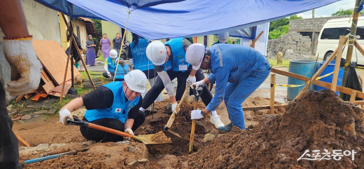 포스코 대학생봉사단 비욘드 17기 봉사단원들이 인도네시아 찔레곤에서 취약계층을 위한 건축봉사 터파기를 하고 있다. 사진제공ㅣ포스코
