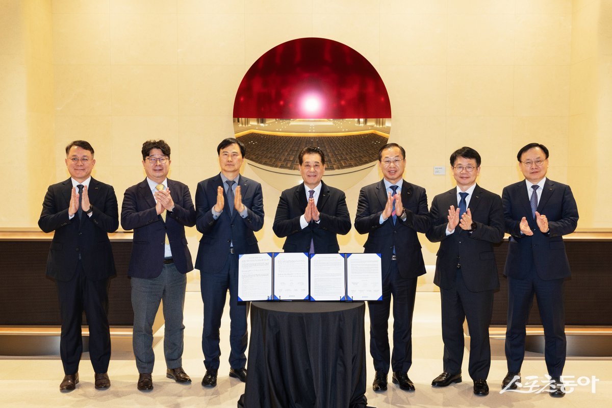 포스코그룹이 20일 서울 포스코센터에서 ‘그룹 인권경영 선언문’ 선포식을 가졌다. (사진 왼쪽부터 포스코스틸리온 천시열 사장, 포스코퓨처엠 엄기천 사장, 포스코 이희근 사장, 포스코그룹 장인화 회장, 포스코이앤씨 정희민 사장, 포스코DX 심민석 사장, 포스코인터내셔널 정경진 부사장) 사진제공ㅣ포스코