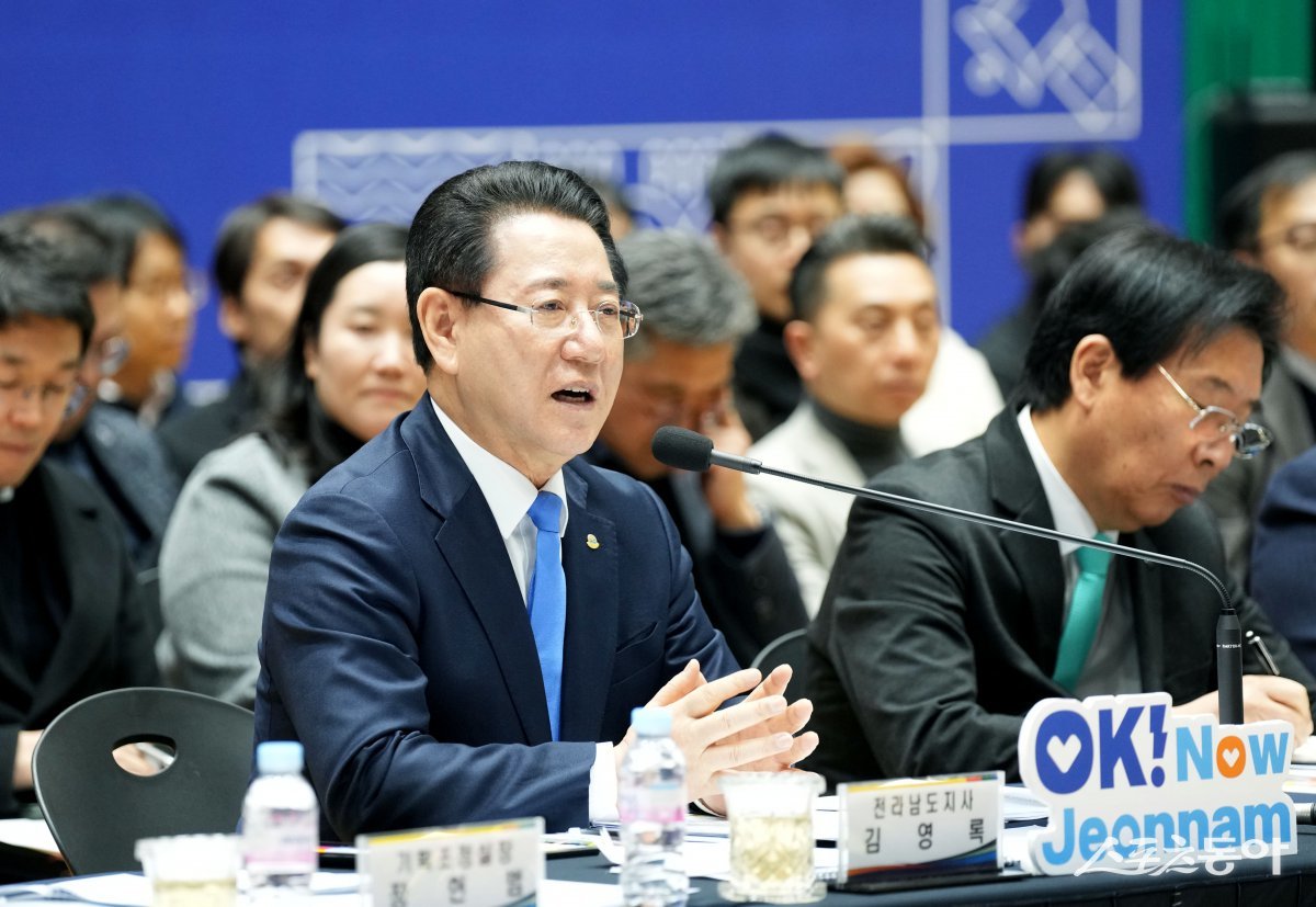 김영록 전라남도지사가 20일 목포 국제축구센터에서 열린 ‘목포시 정책비전 투어’ 토론을 주재하고 미래 신산업 육성 등 지역발전 의견과 제안에 대한 질문에 답변하고 있다. 사진제공=전남도