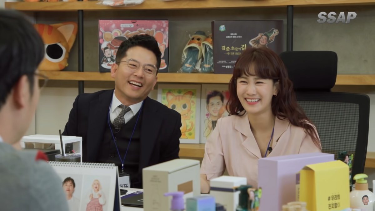 개그맨 김준호와 그의 연인이자 개그우먼 김지민(왼쪽부터)이 유튜브 채널 ‘얼간 김준호’의 한 콘텐츠에 함께 출연해 환하게 웃고 있다. 사진출처|유튜브 영상 캡처