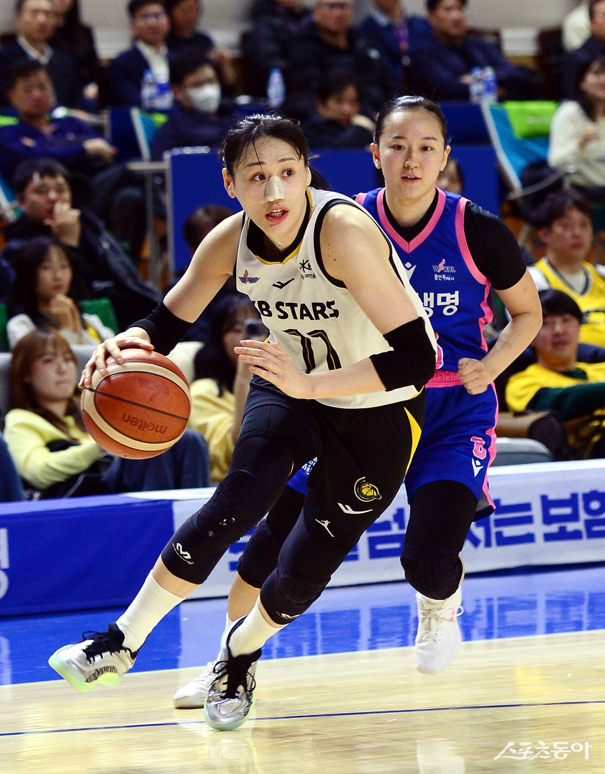 KB스타즈 강이슬(앞)이 20일 용인체육관에서 열린 삼성생명과 원정경기 도중 돌파를 시도하고 있다. 29점을 넣은 강이슬을 앞세운 KB스타즈가 삼성생명을 꺾고 정규리그 4위를 확정하며 PO행 막차 티켓을 따냈다. 용인|김민성 기자 marineboy@donga.com