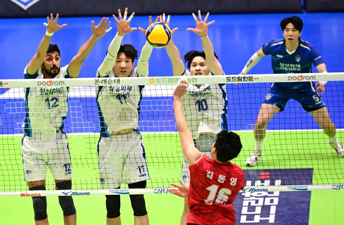 삼성화재 파즐리, 양수현, 김정호(왼쪽부터)가 20일 수원체육관에서 열린 한국전력과 원정경기 도중 나란히 블로킹을 시도하고 있다. 사진제공|KOVO