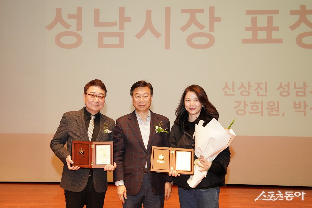 신상진 성남시장(가운데)이 시장표창 수상자와 기념사진을 촬영하고 있다. 사진제공ㅣ성남시